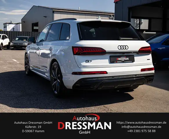 Audi Q7 view 6