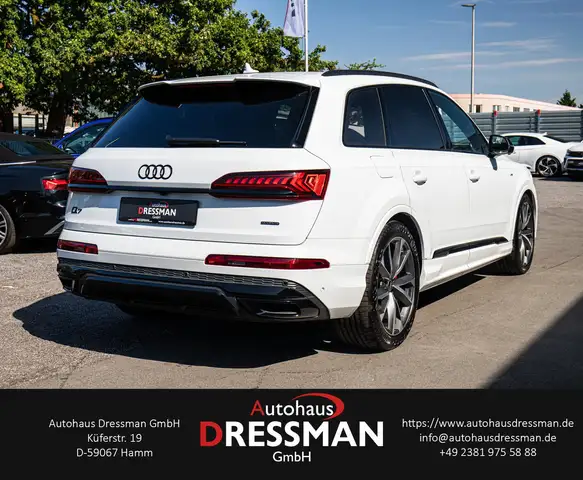 Audi Q7 view 4