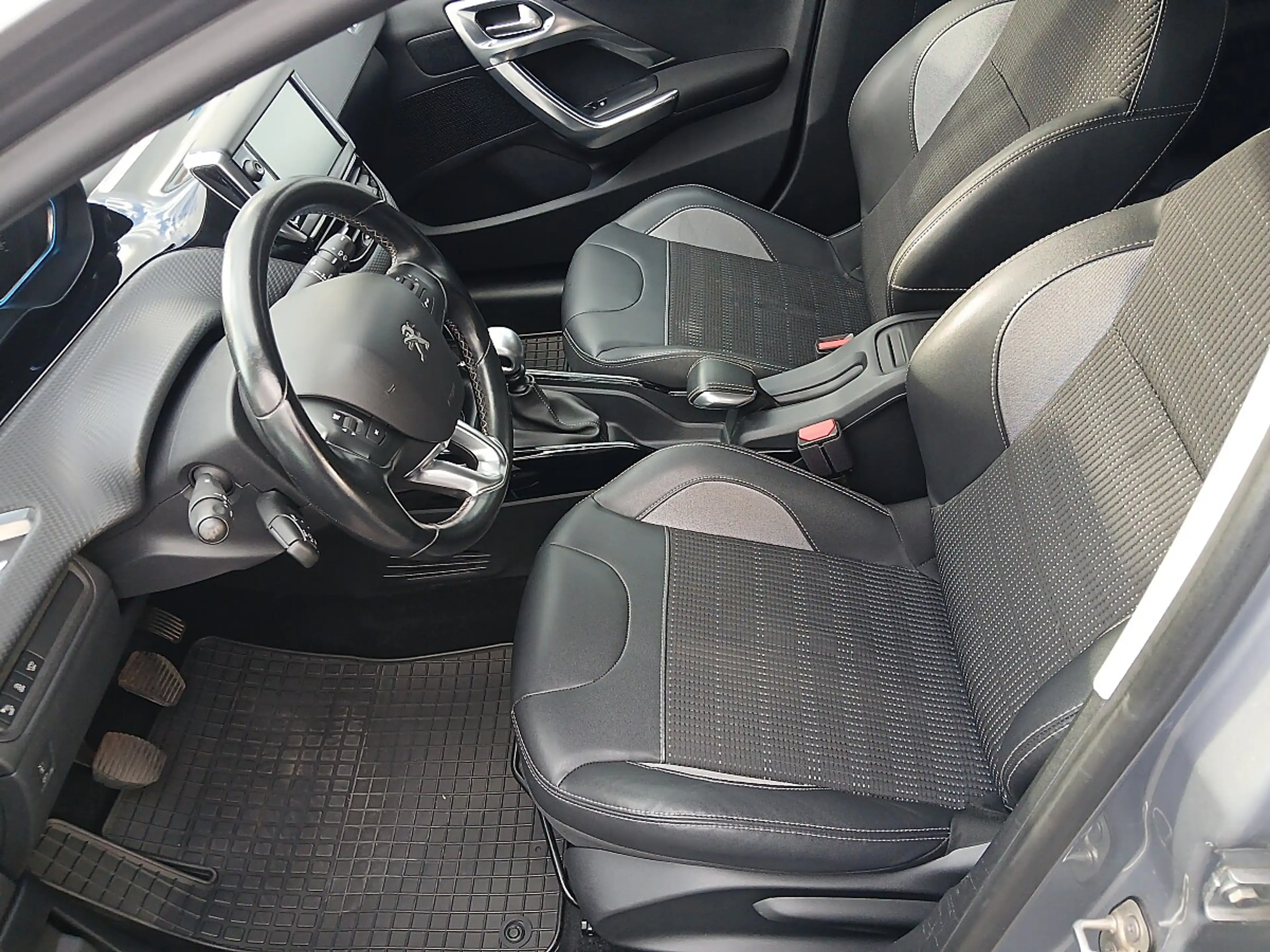 Peugeot 2008 1,6 BHDI Allure — photo 6