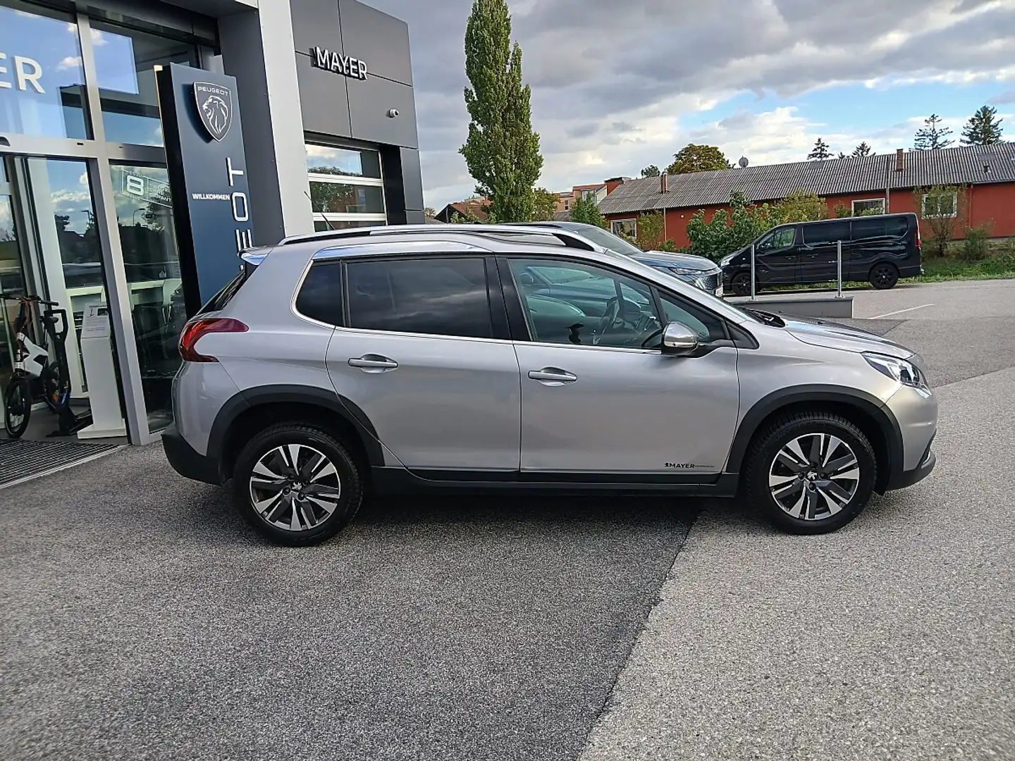 Peugeot 2008 1,6 BHDI Allure Grau - 2