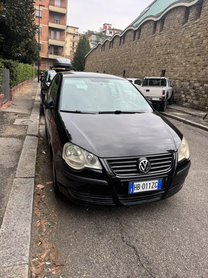 Volkswagen Polo — photo 1 of 7
