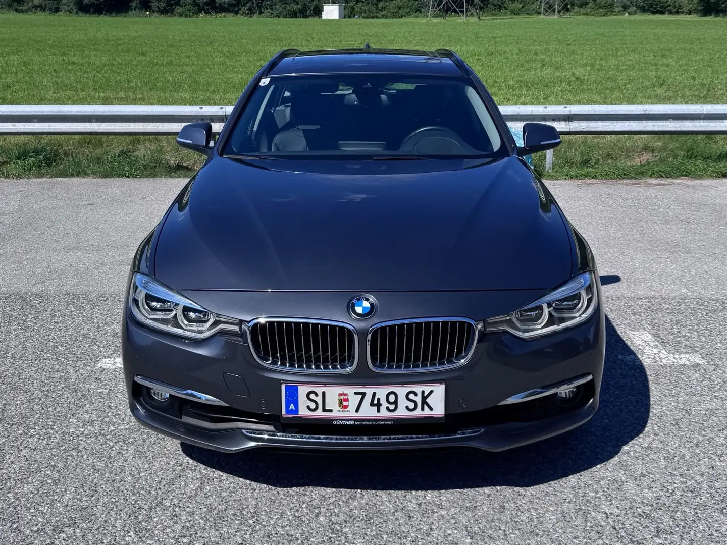 BMW 330 330d xDrive Touring Luxury Line Aut. Grau - 1