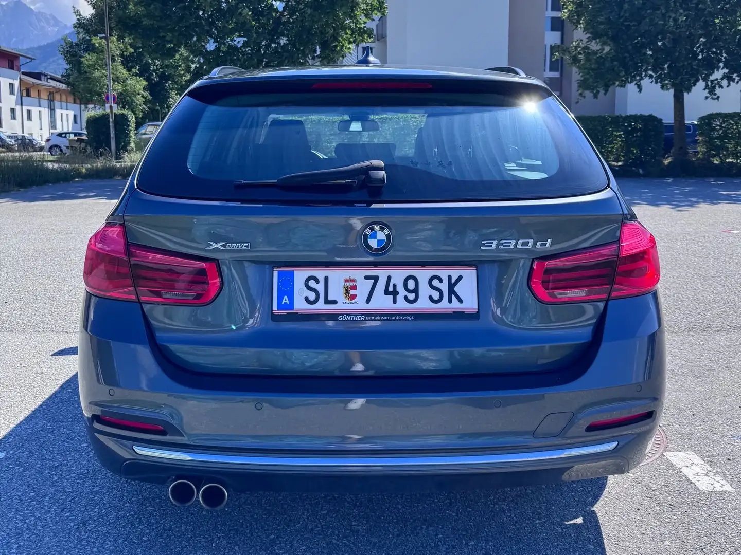 BMW 330 330d xDrive Touring Luxury Line Aut. Grau - 2