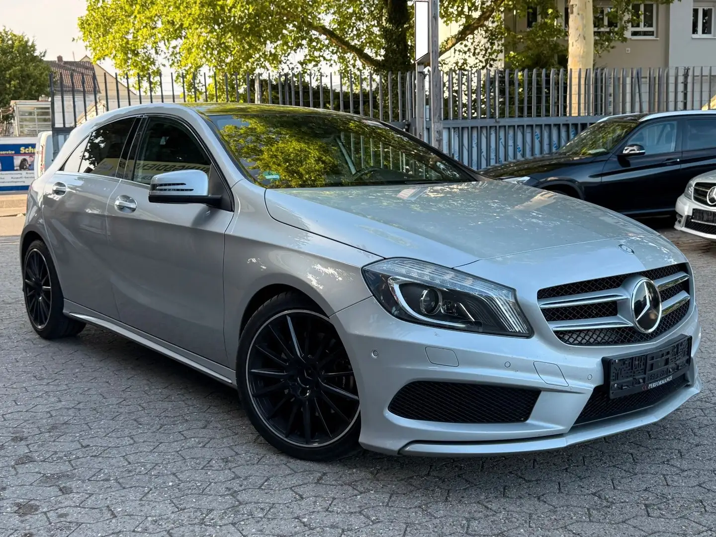 Mercedes-Benz A 220 CDI / AMG-LINE / AUTOMATIK / NAVI / SHZ / Silber - 1