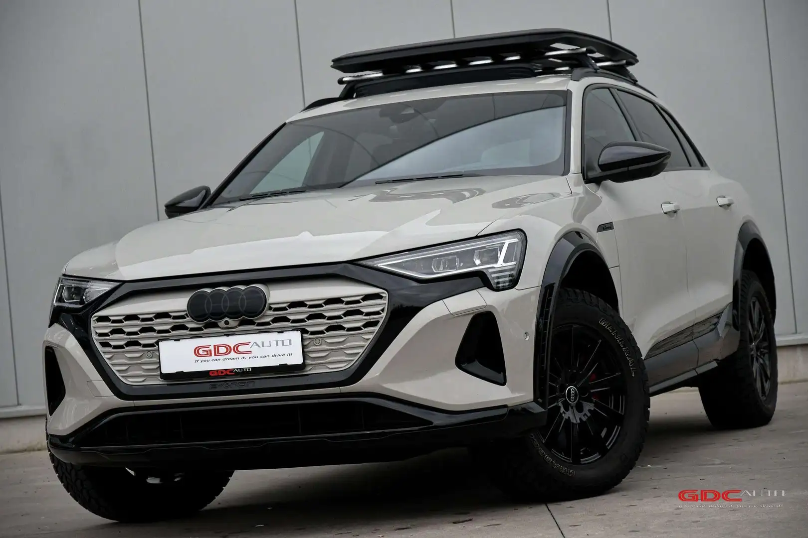 Audi Q8 e-tron Q8 e-tron 55 quattro edition Dakar Beige - 2