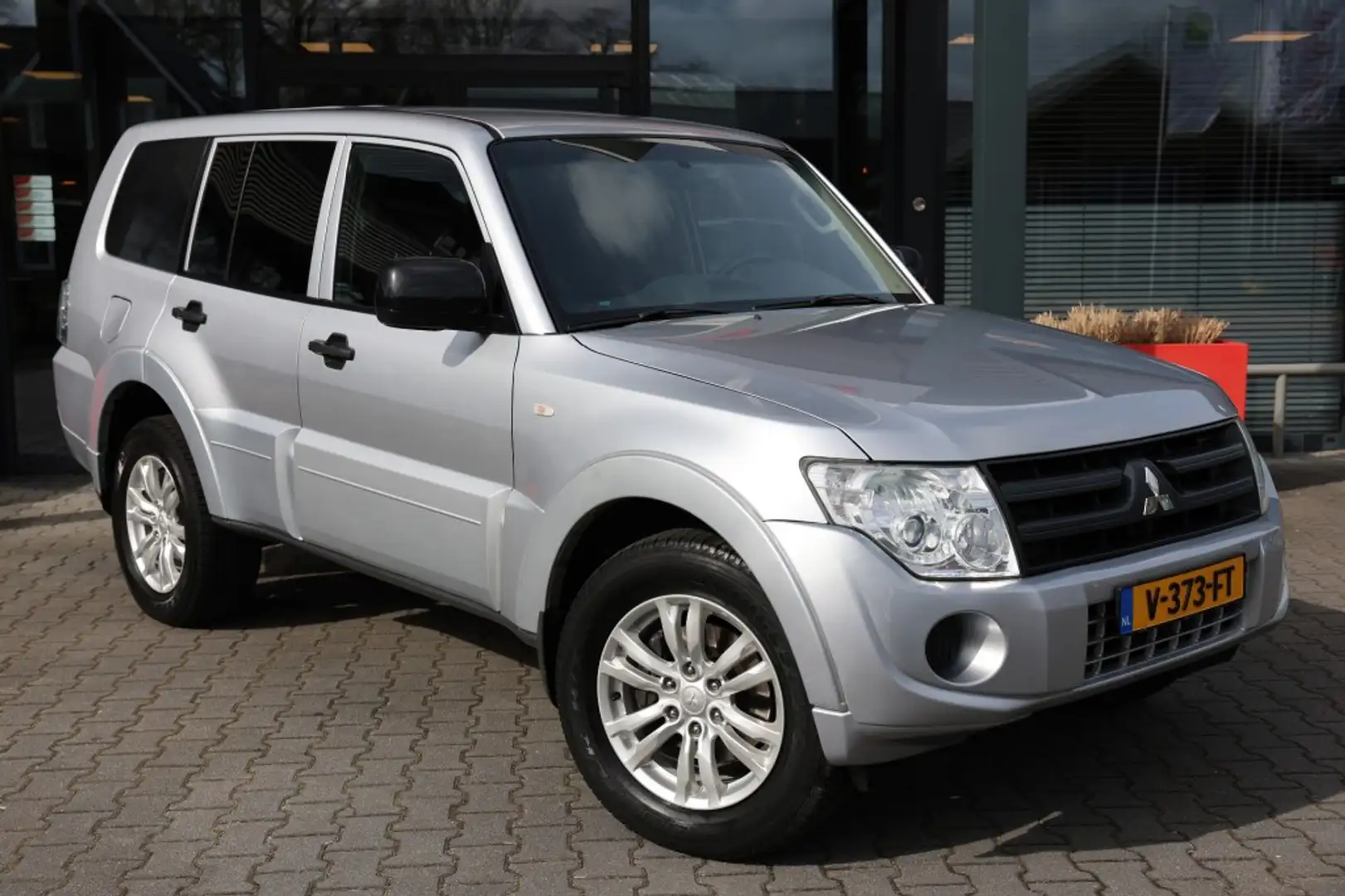 Mitsubishi Pajero 3.2 DID 5DRS A/T VAN Plateado - 1