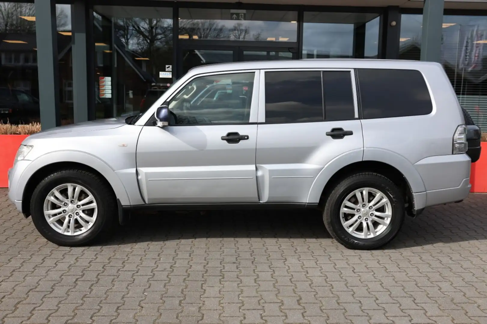 Mitsubishi Pajero 3.2 DID 5DRS A/T VAN Plateado - 2