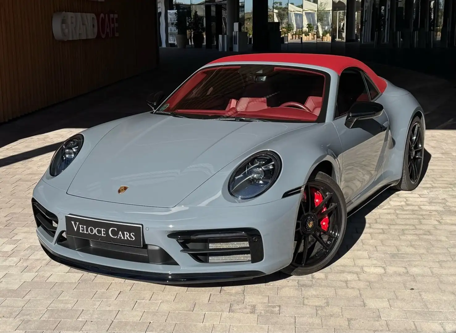 Porsche 992 Carrera 4 GTS Cabriolet PDK Gris - 1