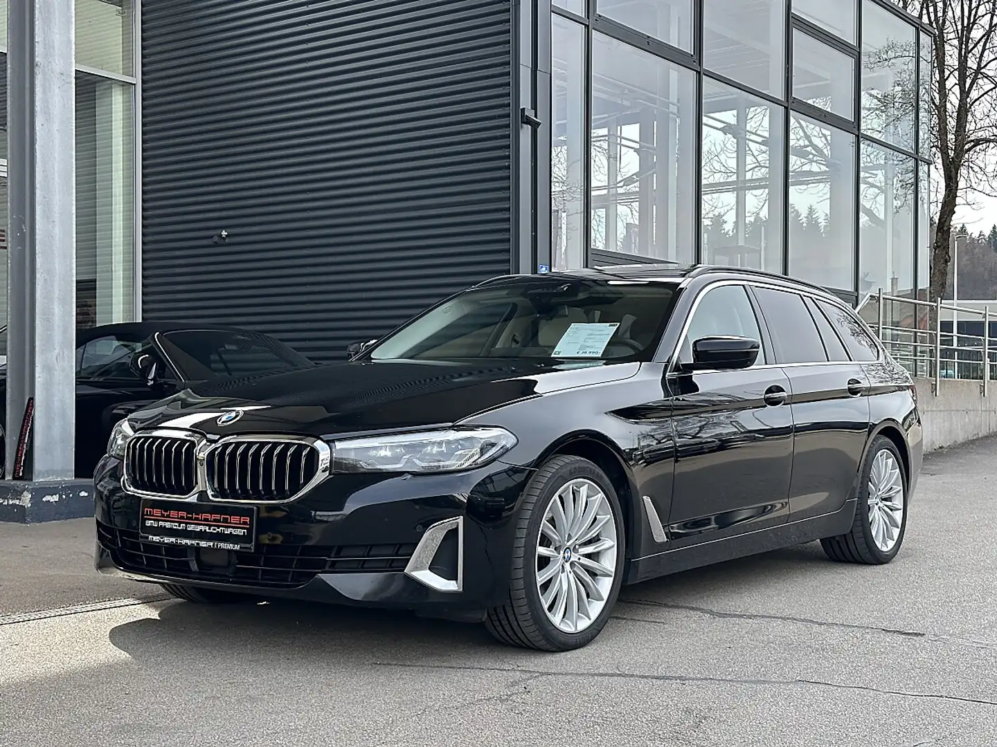 BMW 520 d Touring xDrive Luxury Line Aut. / AHK / Pano ... Schwarz - 2
