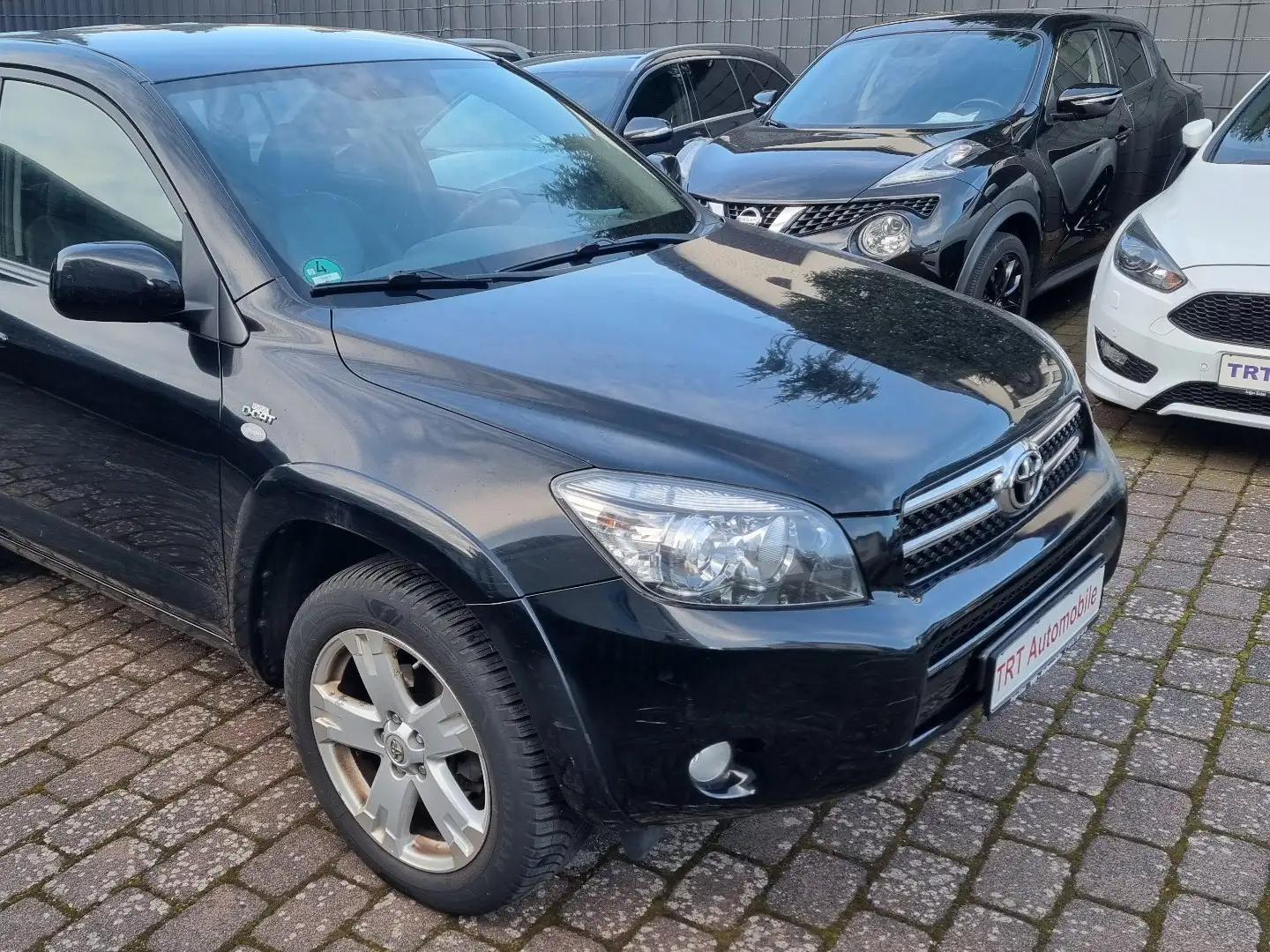 Toyota RAV 4 Executive Allwetterreifen Allrad Klimaautomatik Černá - 1