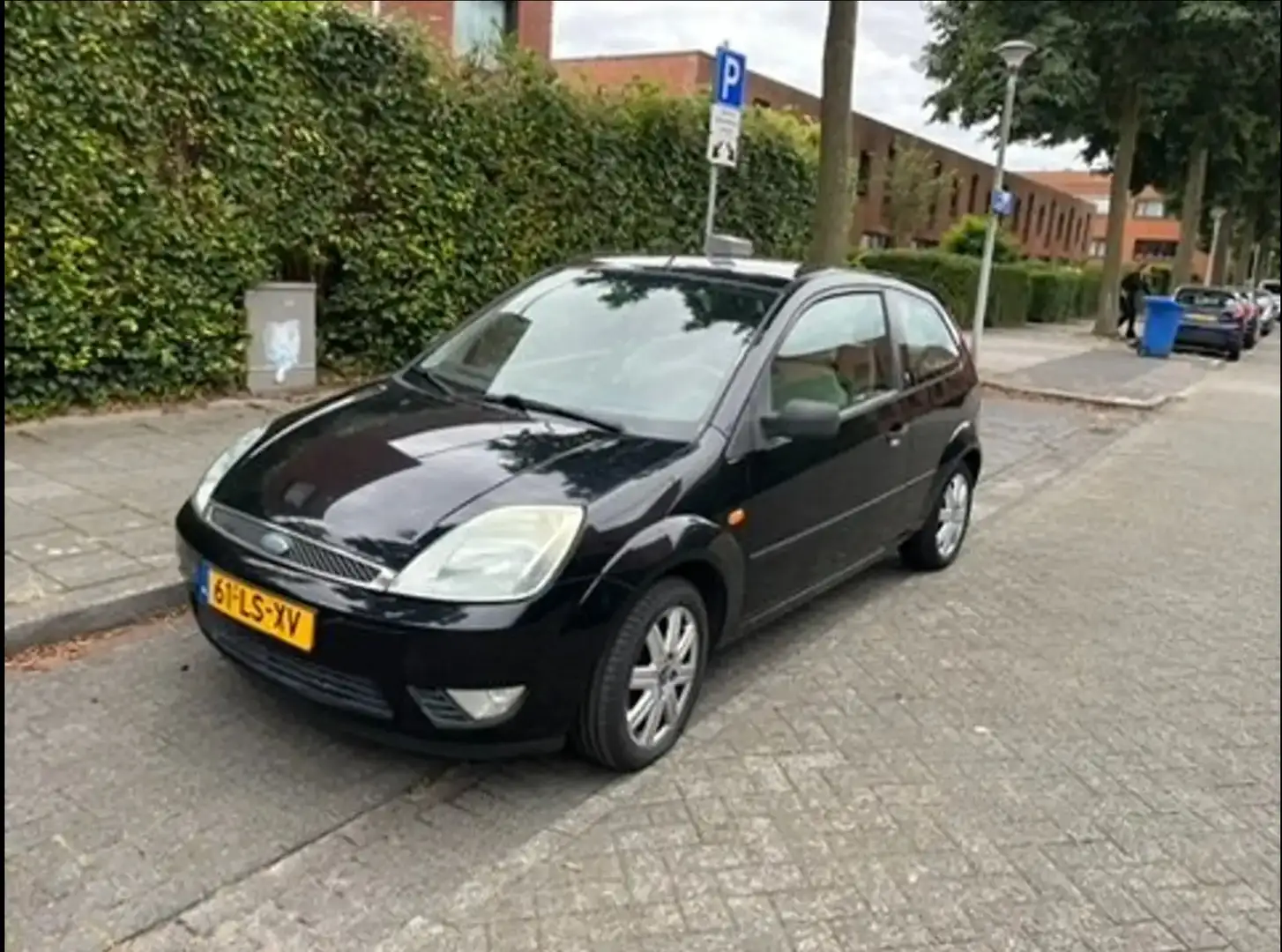 Ford Fiesta Fiesta 1.4-16V Ghia Zwart - 2