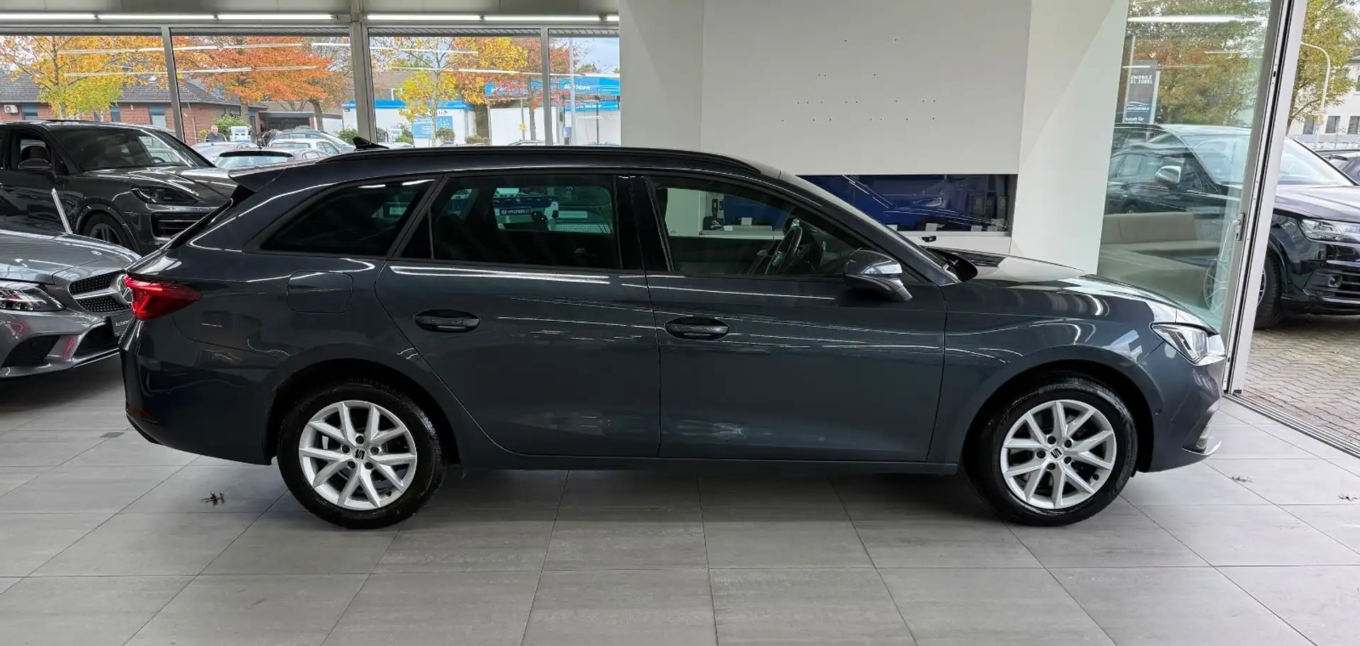 SEAT Leon *Sportstourer*Style*Navi*Kamera*AHK*LED* Grau - 2