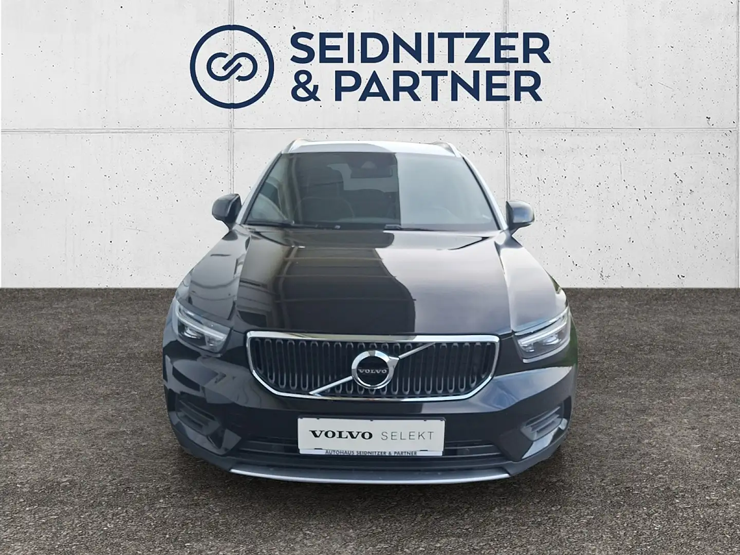 Volvo XC40 D4 Momentum AWD Geartronic Schwarz - 2
