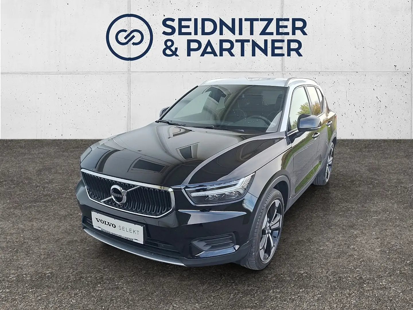 Volvo XC40 D4 Momentum AWD Geartronic Schwarz - 1
