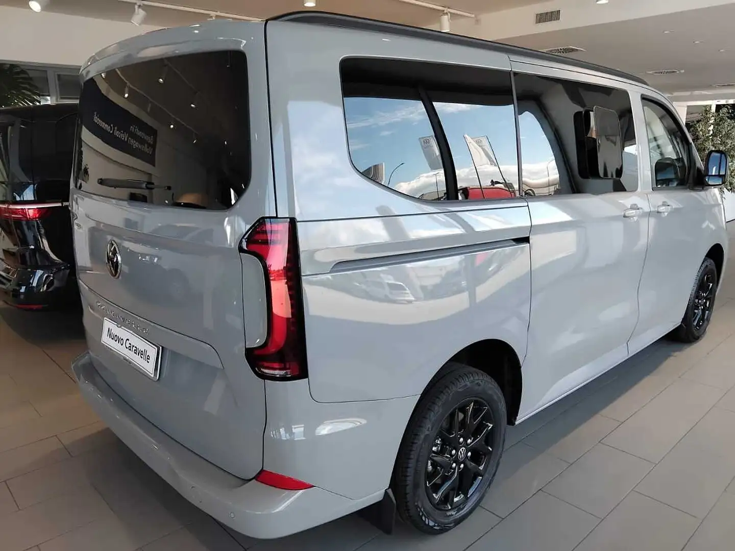 Volkswagen Caravelle 7ª '25 e-64kWh 217CV RWD PC Life Gris - 2