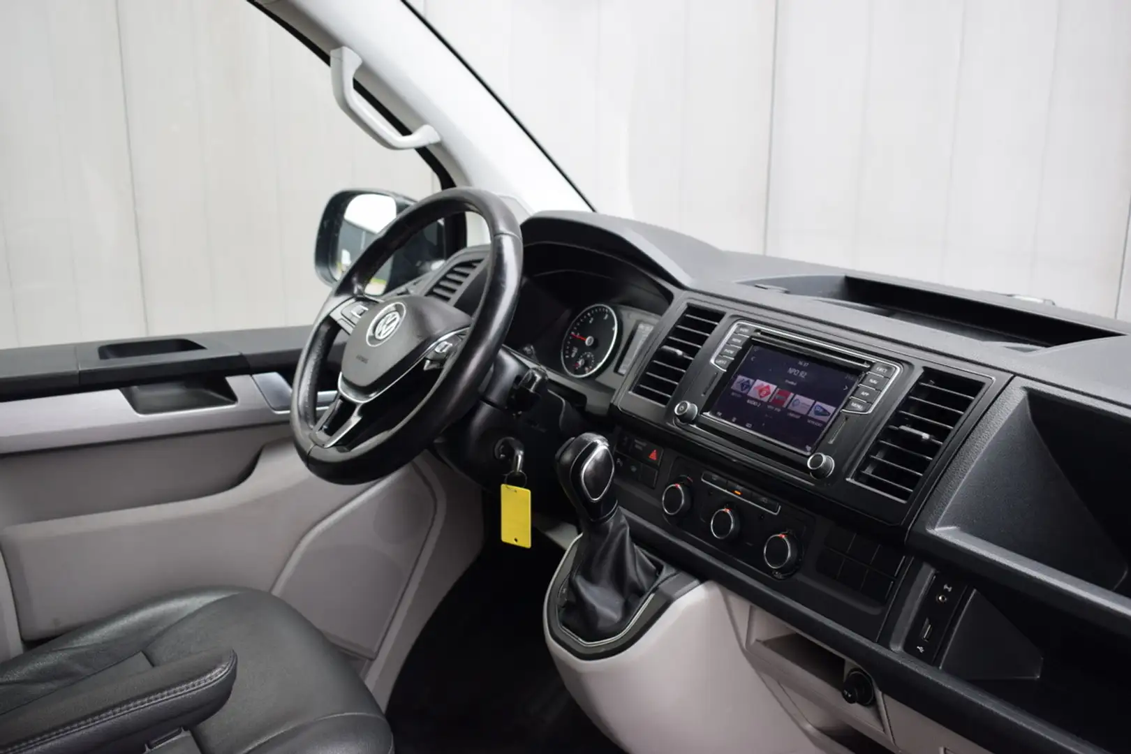 Volkswagen T6 Transporter 2.0 TDi 150pk Automaat L1H1 Highline Zwart Leder | Negro - 2