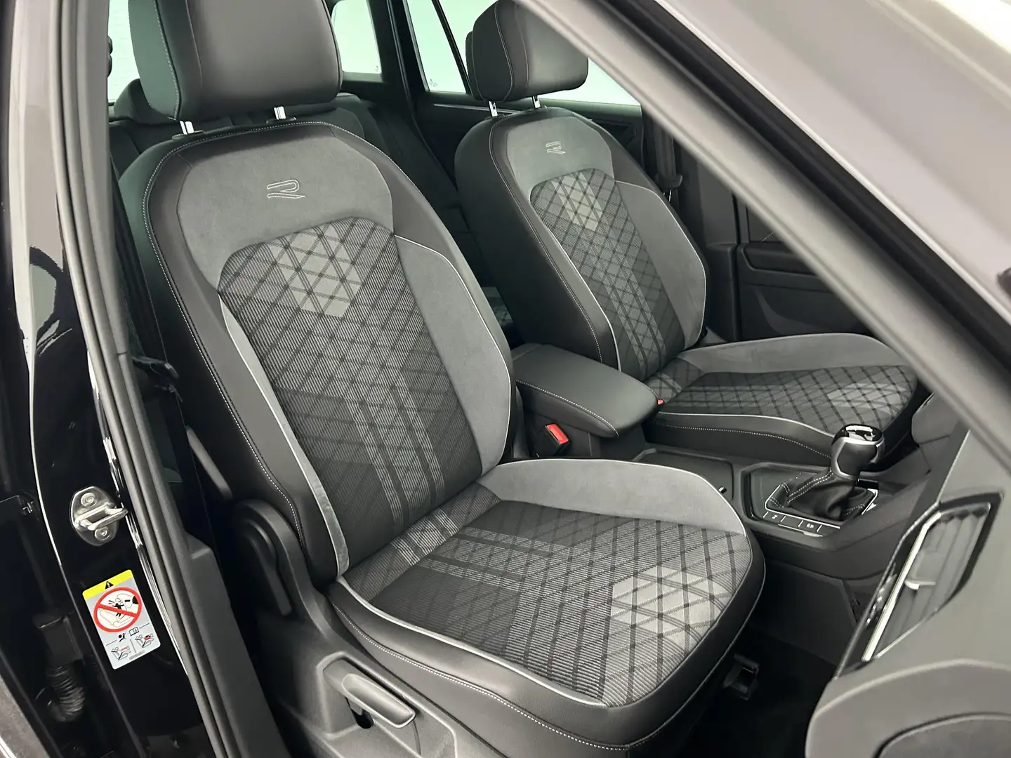 Volkswagen Tiguan 1.5 TSI 150pk DSG R-Line Panoramadak Stoelverwarmi Zwart - 2