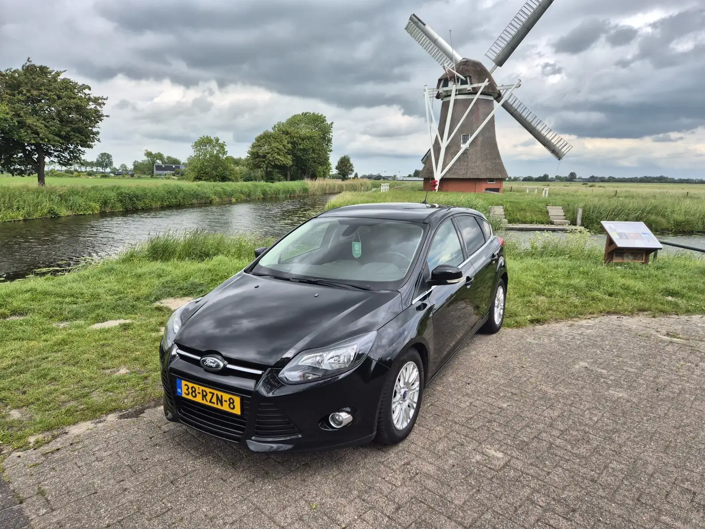 Ford Focus 1.6 EcoB. Titanium Zwart - 1