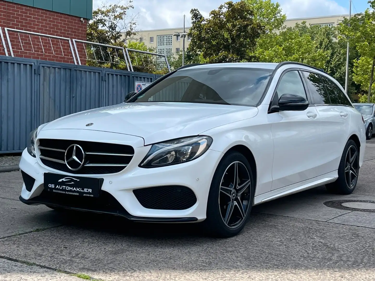 Mercedes-Benz C 200 T-Modell 4Matic AMG Night Paket Weiß - 2