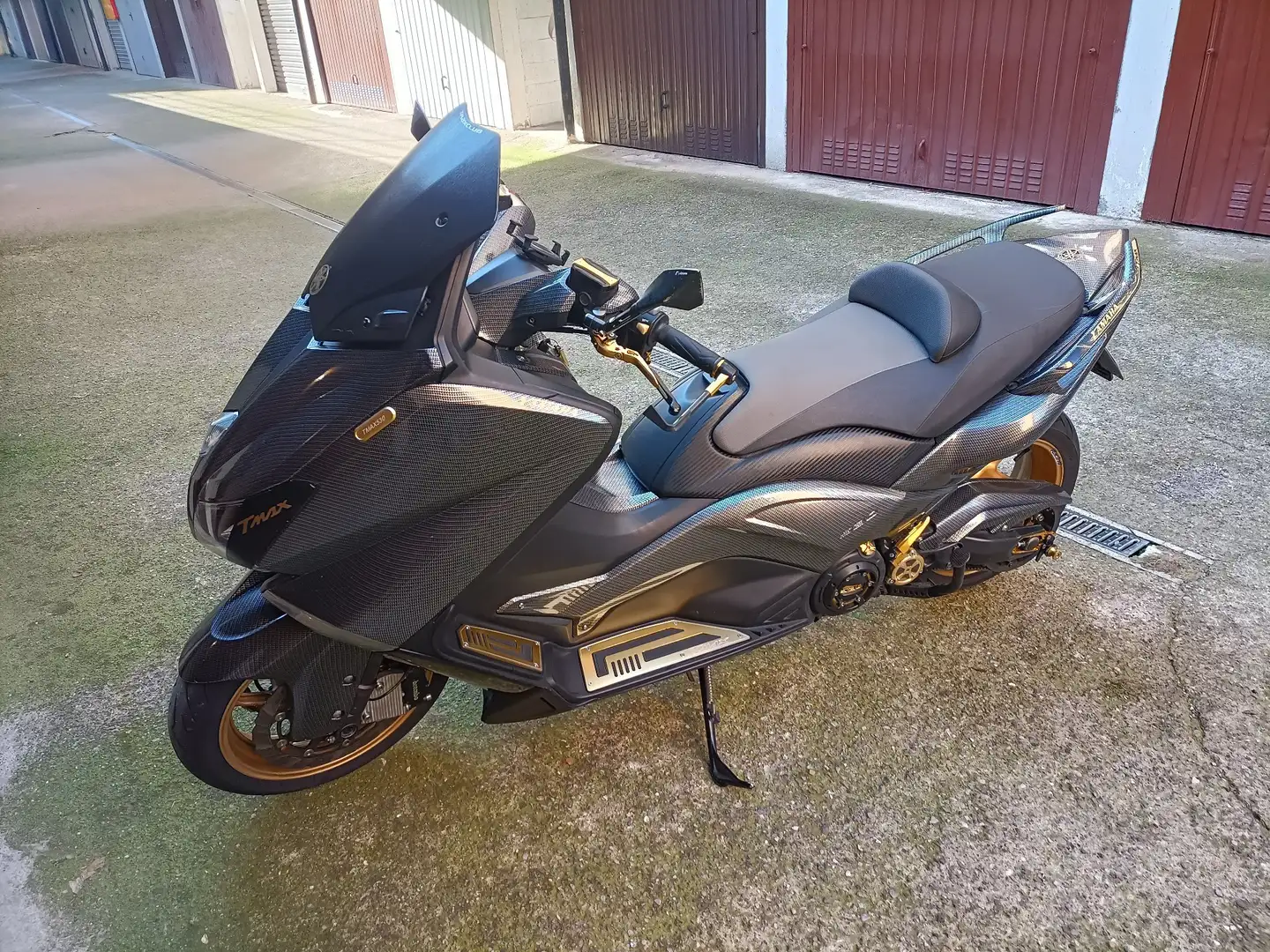 Yamaha TMAX 530 carbonio più accessori colore oro. Oro - 1