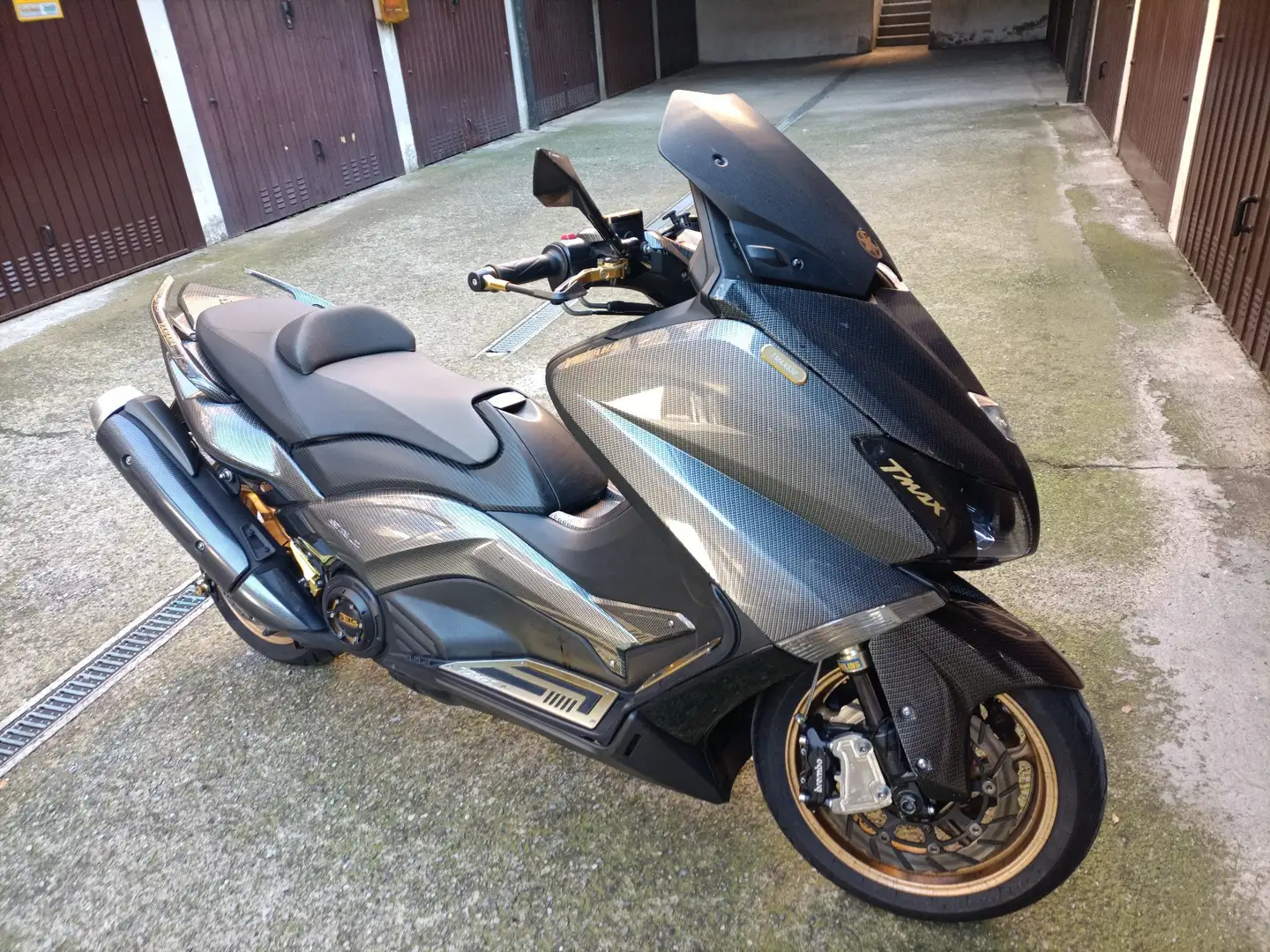 Yamaha TMAX 530 carbonio più accessori colore oro. Oro - 2