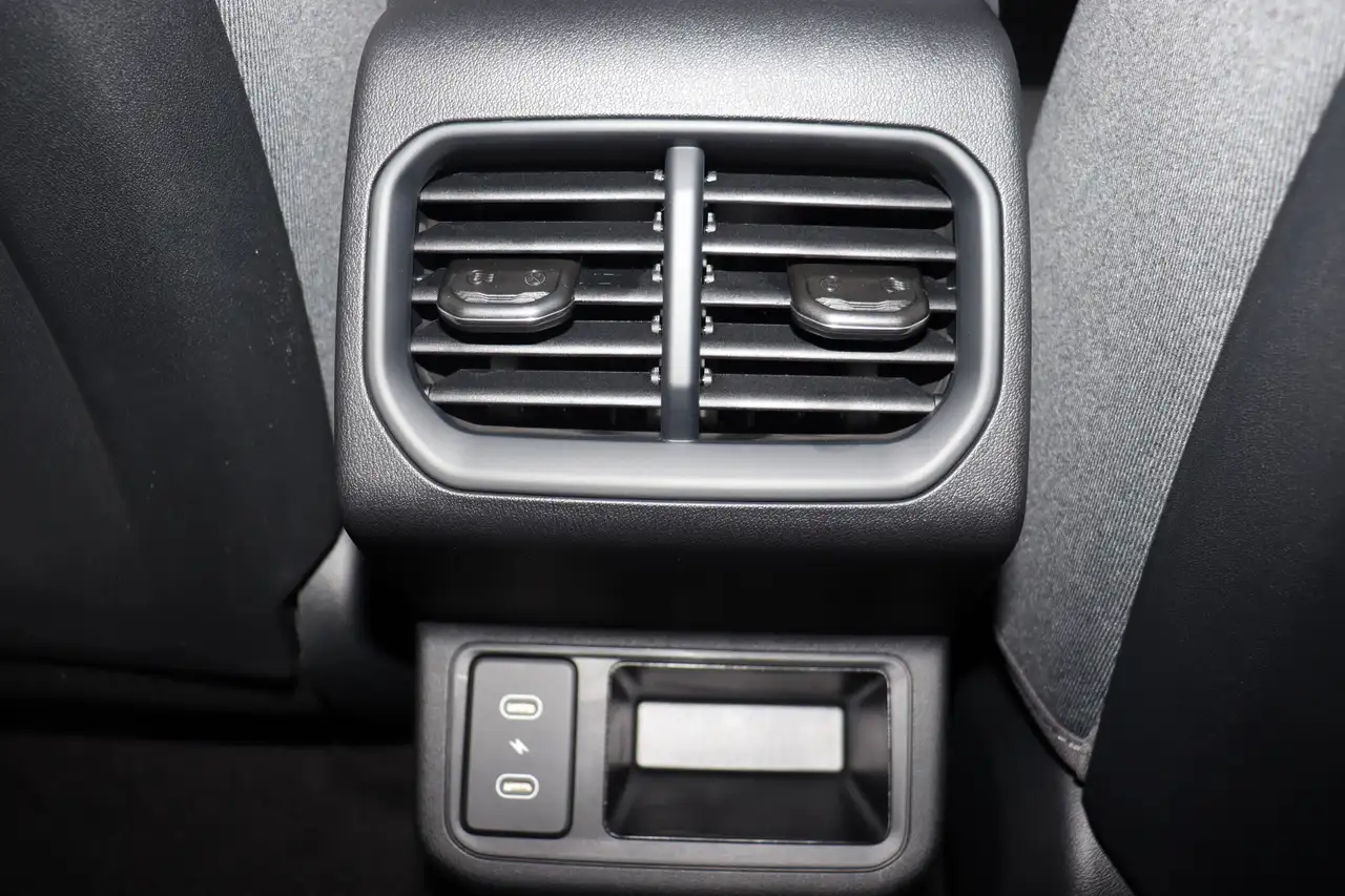 Kia K4 снимка Kia K4