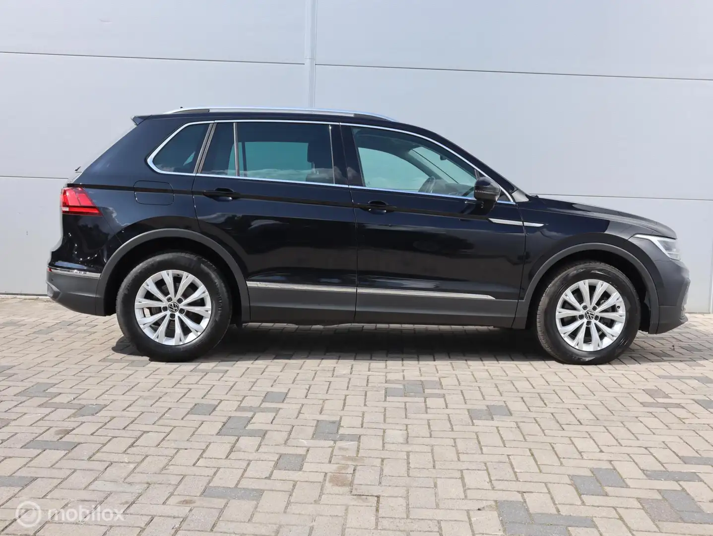 Volkswagen Tiguan 1.5 TSI Life Virtual Camera PDC ACC Lane Assist Nero - 2