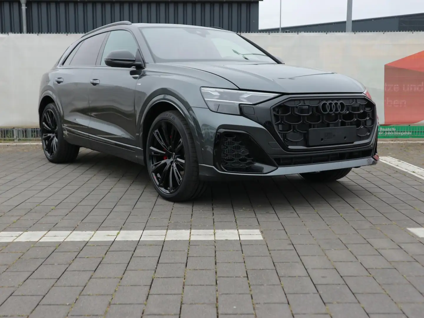Audi Q8 SUV 60 TFSI e quattro*0,5%*AHK*PANO*HDMATRIX* Šedá - 2