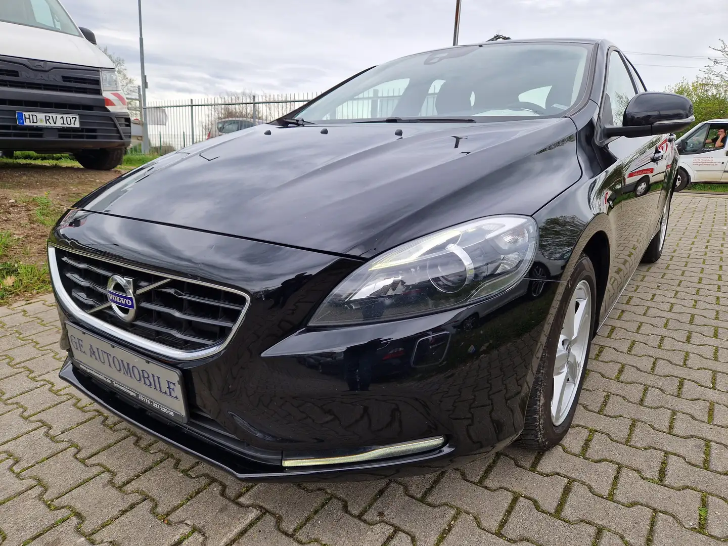 Volvo V40 You! Schwarz - 1