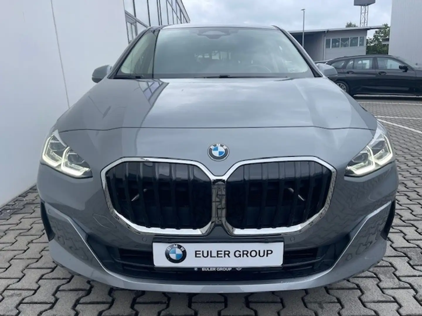 BMW 220 Active Tourer iA LkHz Keyless LED SHZ Parkass Grau - 2