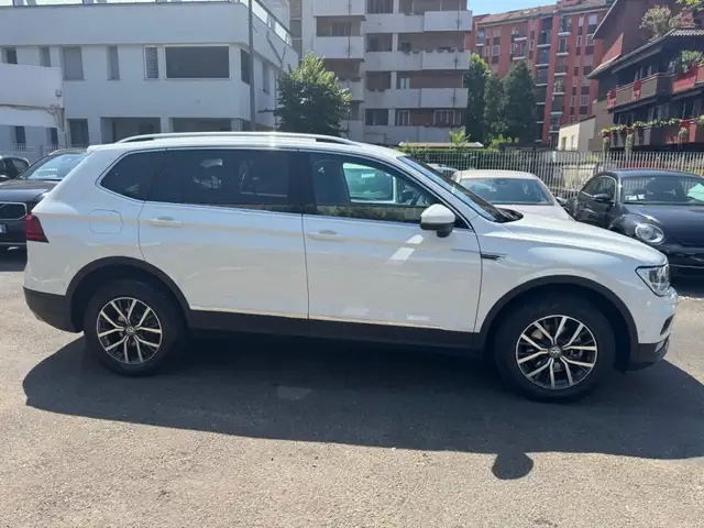 Volkswagen Tiguan Allspace view 4