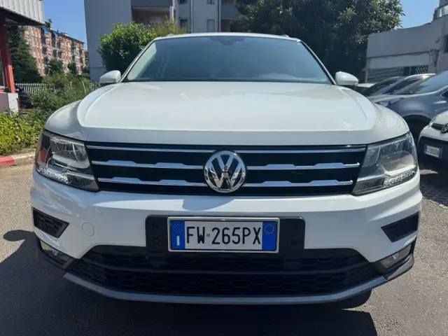 Volkswagen Tiguan Allspace view 3