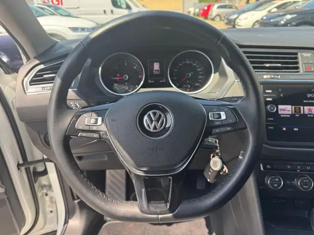 Volkswagen Tiguan Allspace view 9