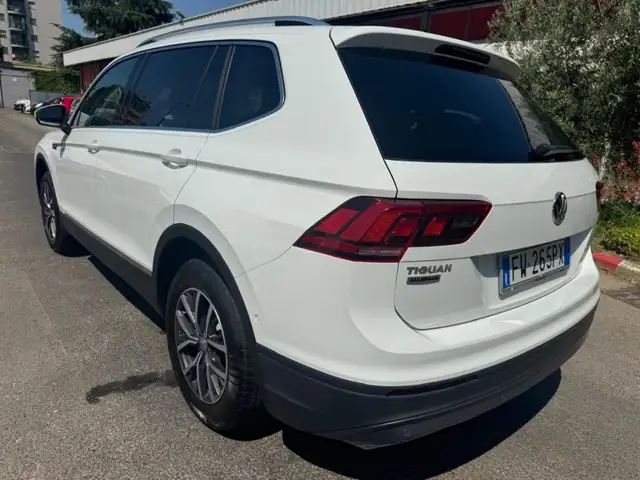 Volkswagen Tiguan Allspace view 6