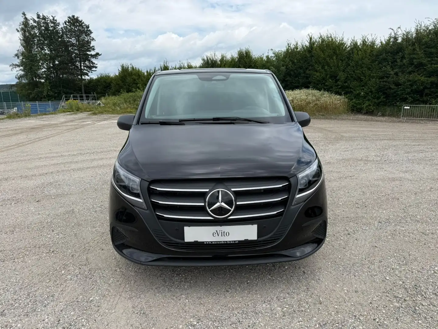 Mercedes-Benz Vito e Tourer lang DAB Shz Klima LED eHeck Schwarz - 2