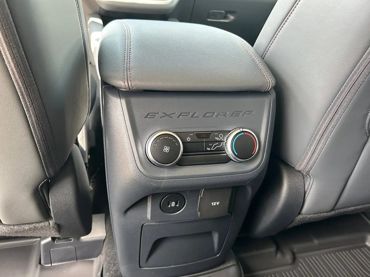 Ford Explorer снимка Ford Explorer