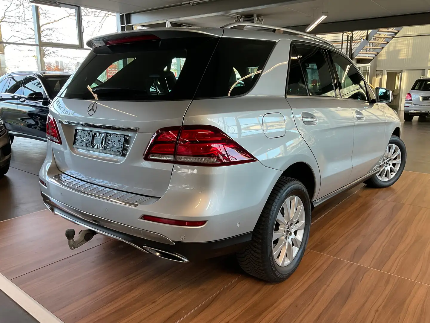 Mercedes-Benz GLE 350 GLE 350 d 4Matic Exclusive TOTW/PANO/AHK/LED/FLA Silber - 2