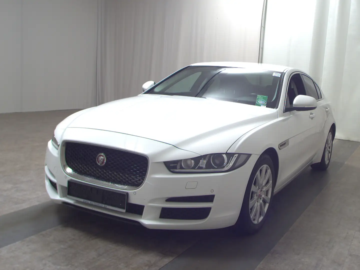 Jaguar XE 20d AHK Navi Xenon Sound Weiß - 2