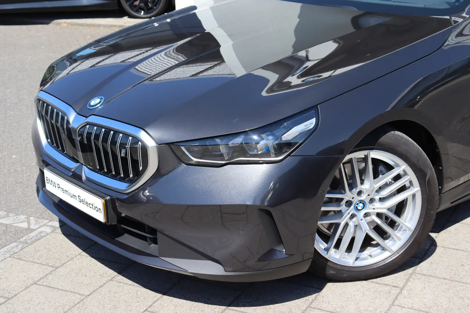 BMW i5 eDrive40 High Executive / Adaptieve LED / Stoelven Grijs - 2
