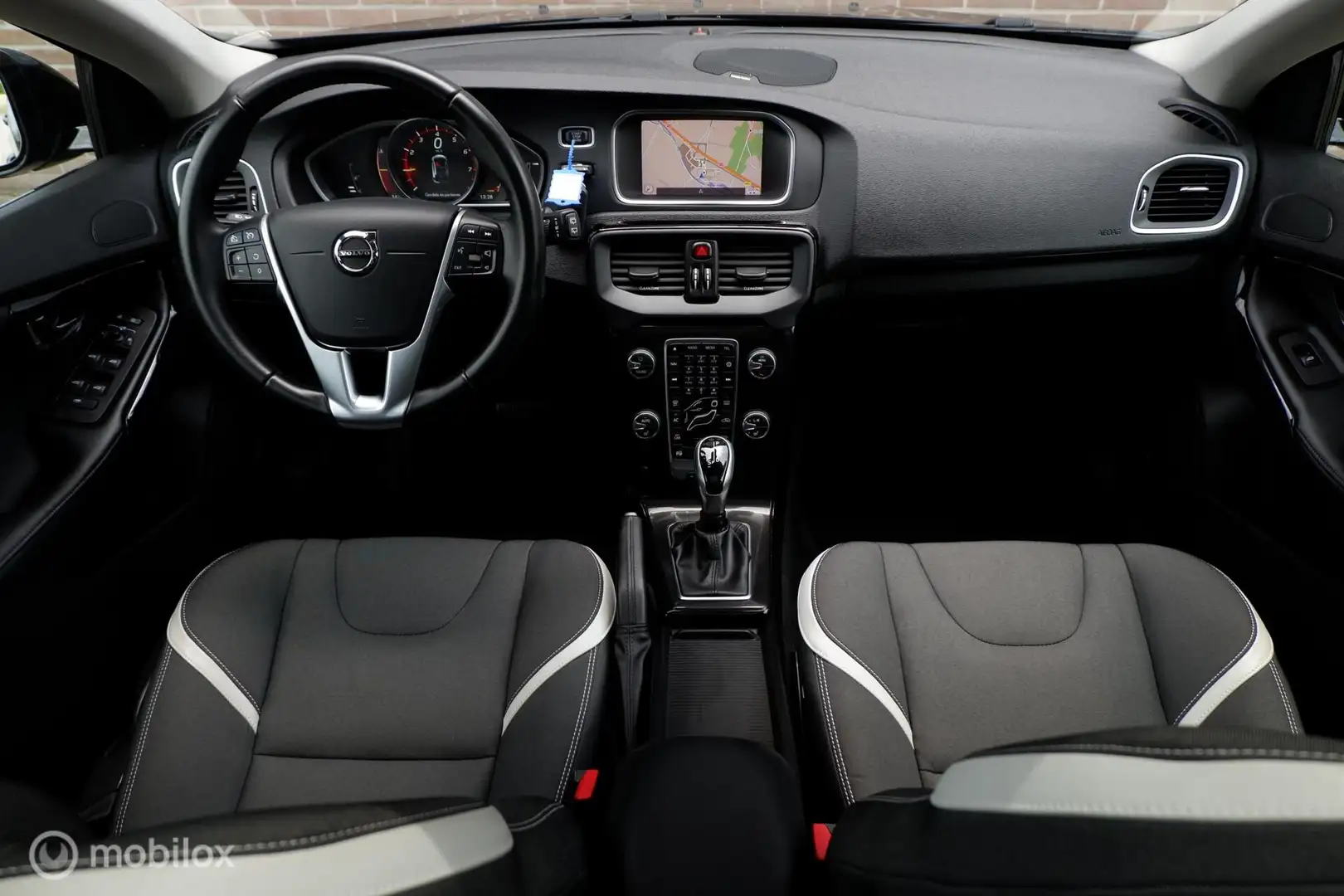 Volvo V40 MY19 T3 153PK GEARTRONIC DYNAMIC EDITION LUXERY | Чёрный - 2
