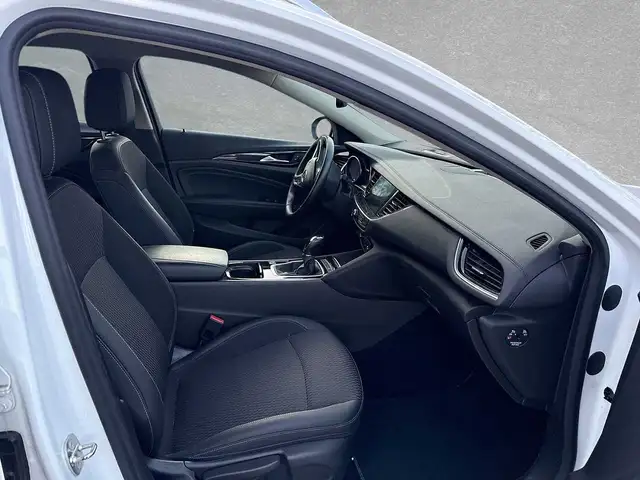 Opel Insignia view 3