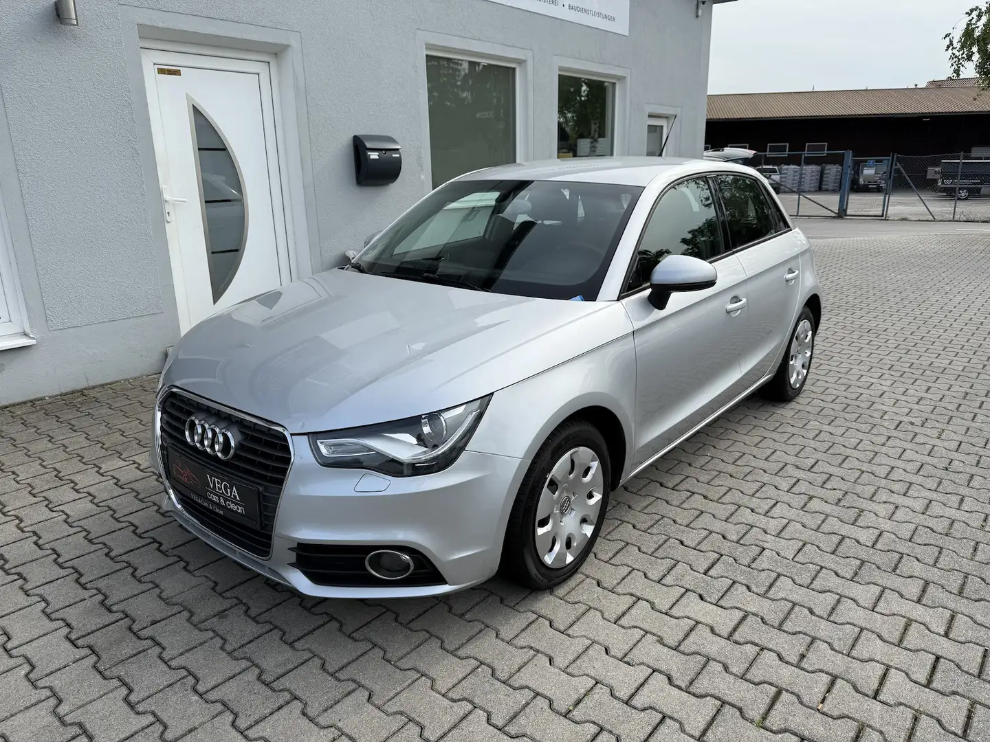 Audi A1 Ambition 1.4i AUT BIX SHZ NAVI PDC 5-Türer Silver - 1