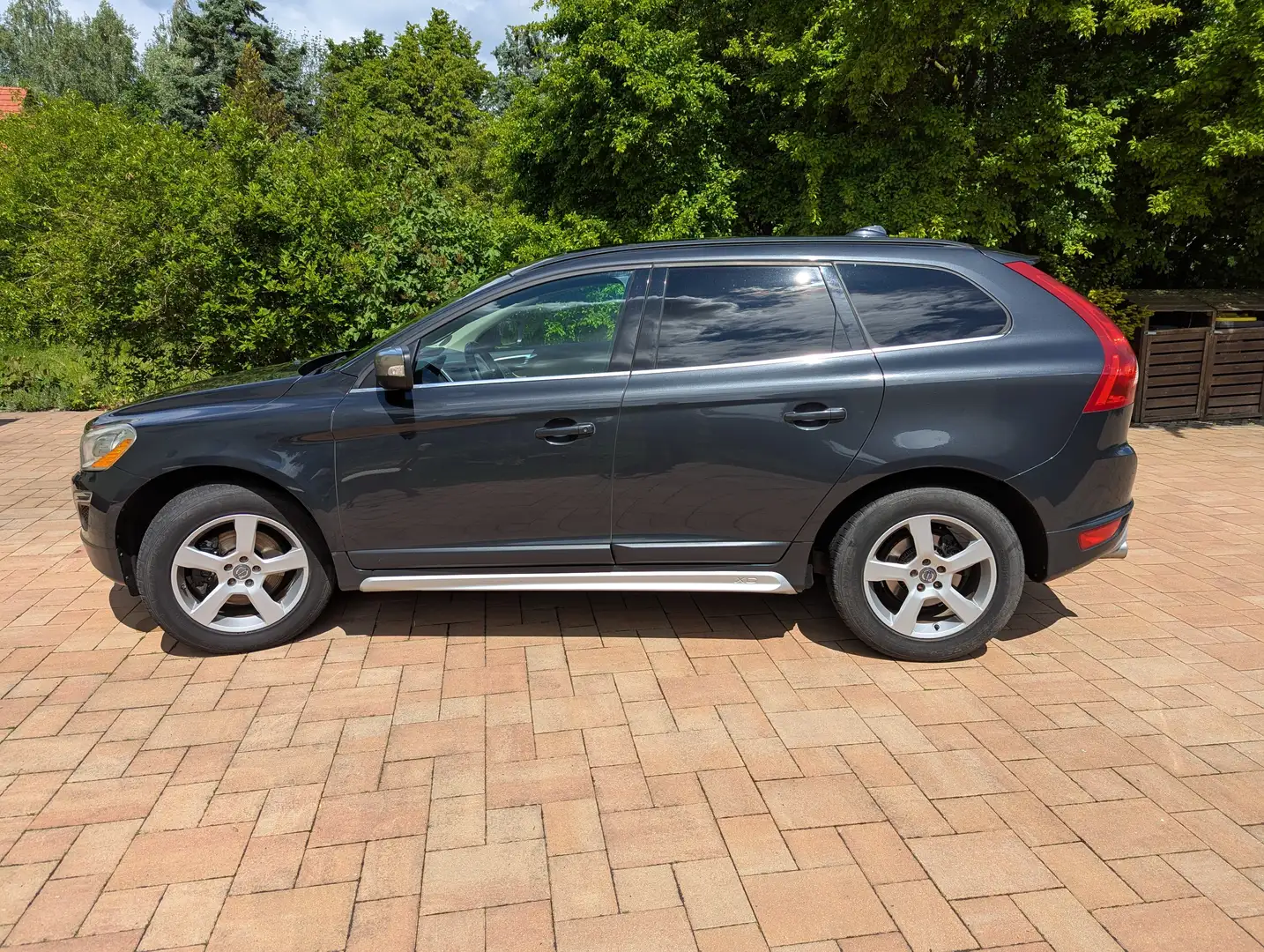 Volvo XC60 XC60 2.4D Aut. RDesign Grau - 2