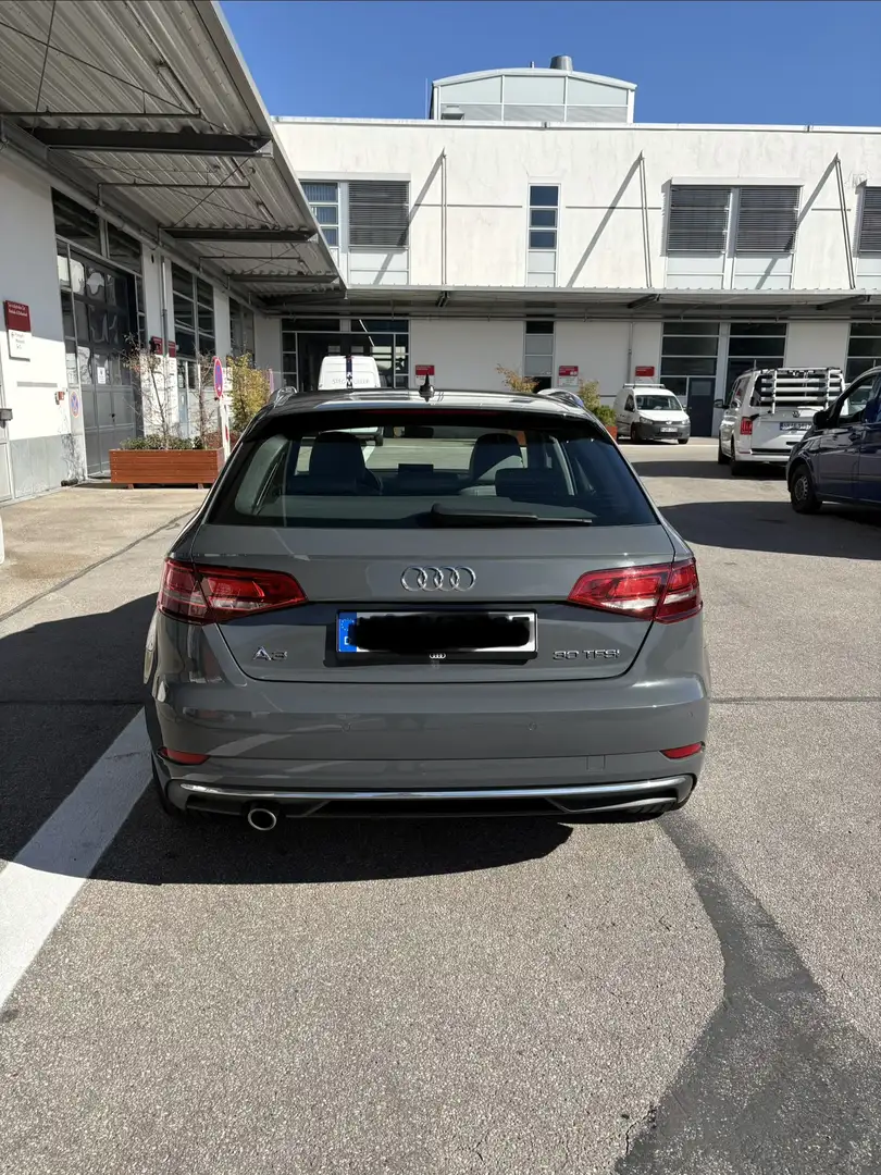 Audi A3 30 TFSI design Grau - 1