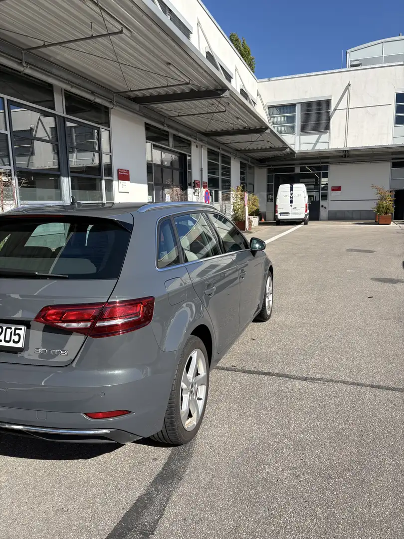 Audi A3 30 TFSI design Grau - 2