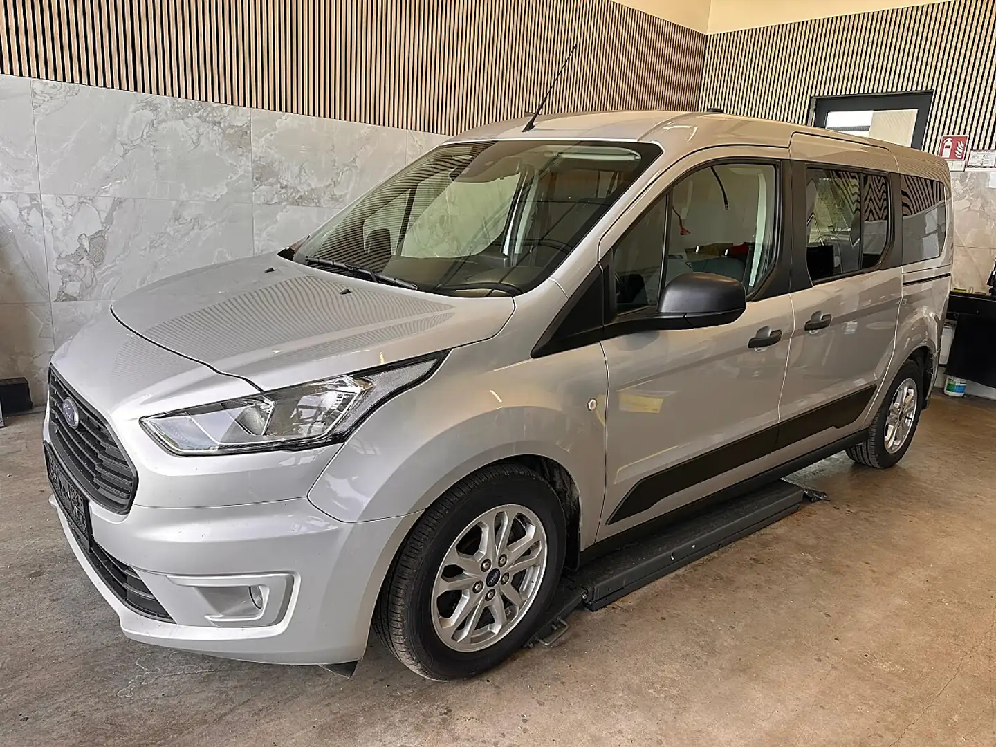 Ford Tourneo Connect Trend 1,5 TDCi L1 Kamera, ÖAMTC Test, 8-Fach be... Silber - 2