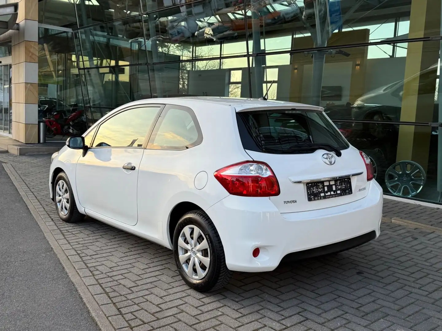 Toyota Auris Basis 1.3 Klima Navi AHK EFH 88TKM 1 Hand Blanc - 2