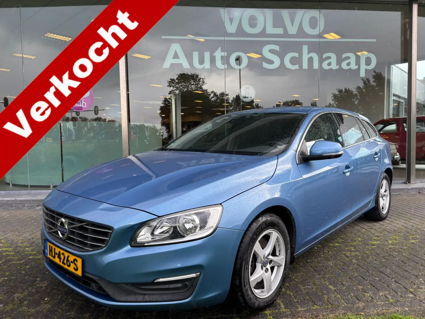 Volvo V60 2.0 D3 Momentum Business Automaat | Rijklaar incl Blauw - 1