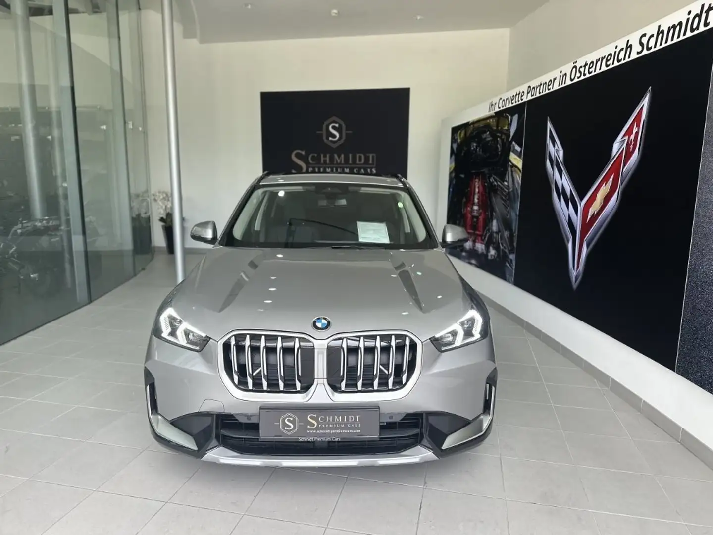 BMW X1 18i sDrive Silber - 1