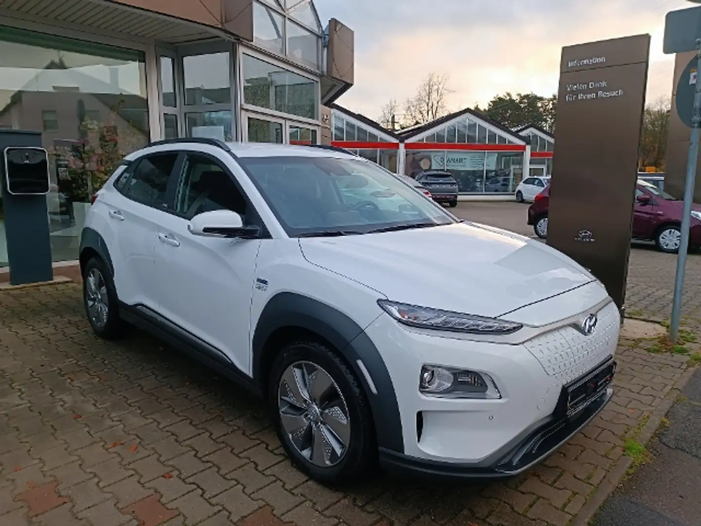 Hyundai KONA Elektro Premium Sitzpaket 150 kw Wit - 1